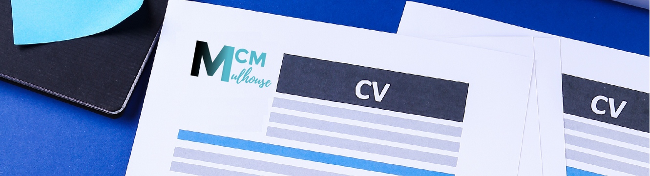 Le CV d'un candidat sur le bureau d'un recruteur