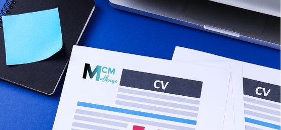 Un CV de candidat sur le bureau d'un recruteur